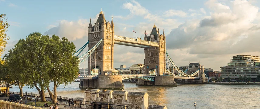 Golden Tours vs Big Bus London: Which One Actually Gives You More in 2026?